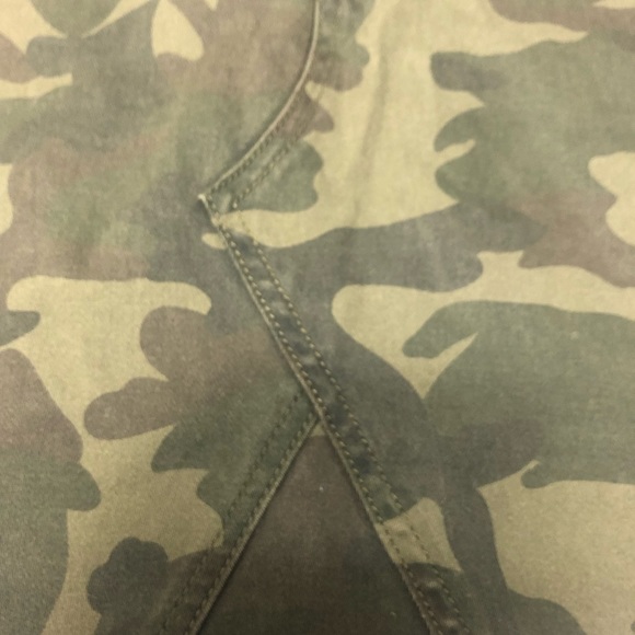 Altar’d State camouflage raw hem mini skirt. - Picture 4 of 10